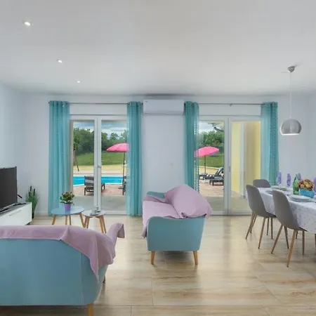 Leis Villa *